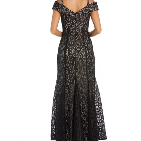 Elegant Shoulder Baring Sweetheart Neckline evening gown. - Picture 3 of 6